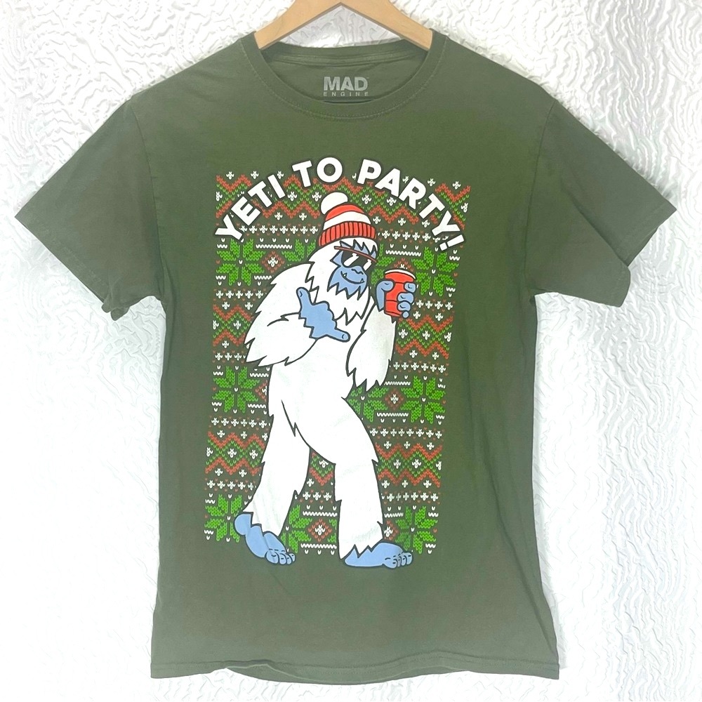 Kohl's Mad Engine Holiday Yeti To Party Graphic T-Shirt Green Men's S -Fits Kids